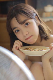 女生穿露胸衣服
